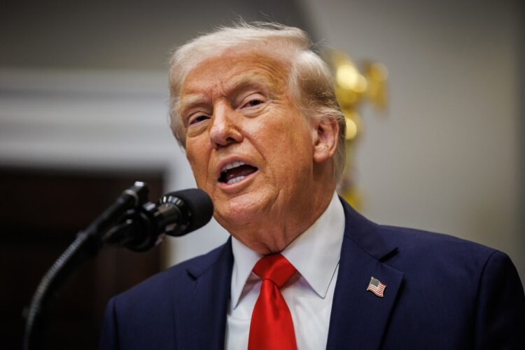 Donald Trump, anuncia una inversión estadounidense de 100.000 millones de dólares por parte de Taiwan Semiconductor Manufacturing Company (TSMC). Foto: EFE/EPA/Samuel Corum / POOL.