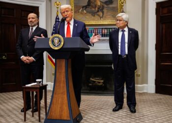 Donald Trump junto al director general de TSMC, C. C. Wei, y el secretario de Comercio, Howard Lutnick en la Sala Roosevelt de la Casa Blanca. Foto: EFE/EPA/Samuel Corum / POOL.