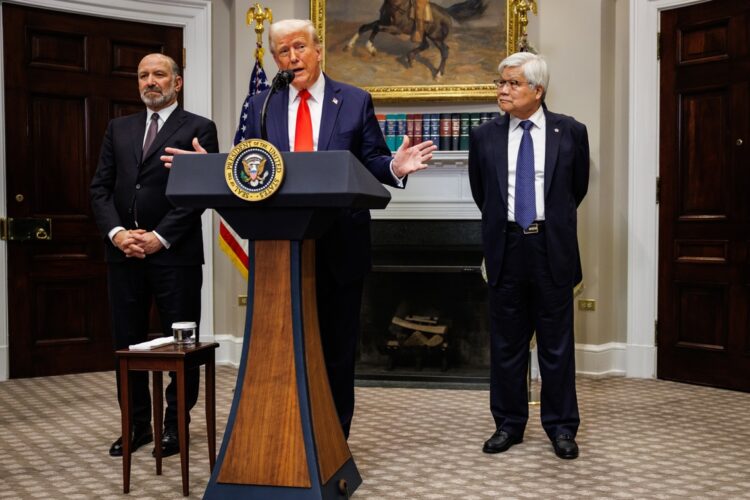 Donald Trump junto al director general de TSMC, C. C. Wei, y el secretario de Comercio, Howard Lutnick en la Sala Roosevelt de la Casa Blanca. Foto: EFE/EPA/Samuel Corum / POOL.