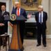 Donald Trump junto al director general de TSMC, C. C. Wei, y el secretario de Comercio, Howard Lutnick en la Sala Roosevelt de la Casa Blanca. Foto: EFE/EPA/Samuel Corum / POOL.