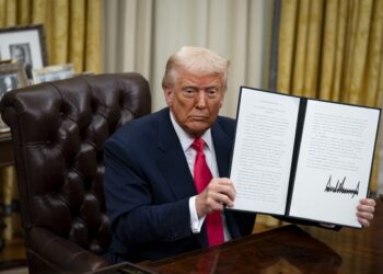 Donald Trump mostrando una orden ejecutiva en la Oficina Oval de la Casa Blanca para pausar los aranceles al comercio del T-MEC con Canadá y México hasta el 2 de abril. Foto: EFE/EPA/AL DRAGO / POOL.