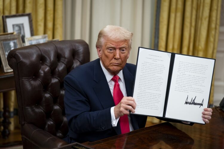 Donald Trump mostrando una orden ejecutiva en la Oficina Oval de la Casa Blanca para pausar los aranceles al comercio del T-MEC con Canadá y México hasta el 2 de abril. Foto: EFE/EPA/AL DRAGO / POOL.