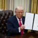 Donald Trump mostrando una orden ejecutiva en la Oficina Oval de la Casa Blanca para pausar los aranceles al comercio del T-MEC con Canadá y México hasta el 2 de abril. Foto: EFE/EPA/AL DRAGO / POOL.