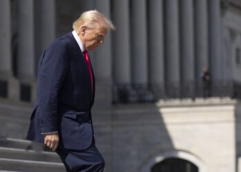 Donald Trump sale del Capitolio tras el almuerzo de los Amigos de Irlanda con el presidente de la Cámara de Representantes, Mike Johnson, y el Taoiseach de Irlanda, Micheal Martin. Foto: EFE/EPA/SHAWN THEW.