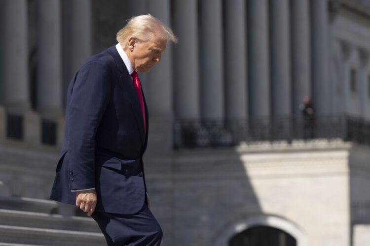 Donald Trump sale del Capitolio tras el almuerzo de los Amigos de Irlanda con el presidente de la Cámara de Representantes, Mike Johnson, y el Taoiseach de Irlanda, Micheal Martin. Foto: EFE/EPA/SHAWN THEW.