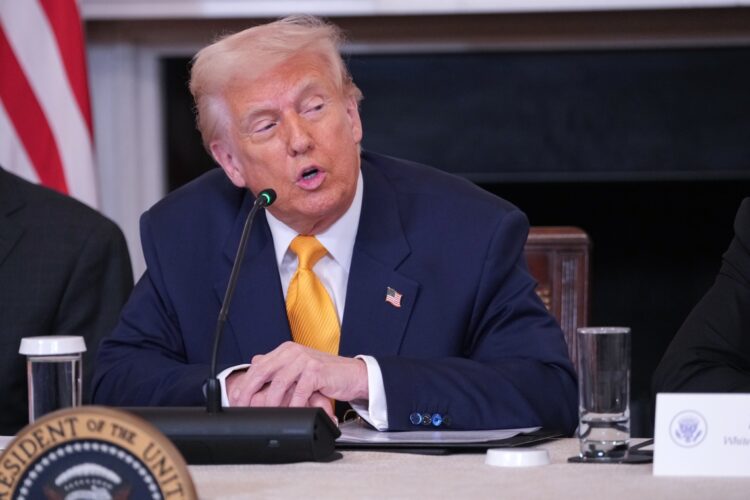 Donald Trump, hace declaraciones en la Cumbre de Activos Digitales (Criptomonedas) de la Casa Blanca en el Comedor de Estado de la Casa Blanca en Washington. Foto: AP/CHRIS KLEPONIS / POOL.