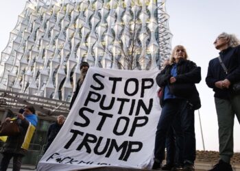 Ucranianos en Reino Unido protestan frente a la embajada estadounidense en Londres por el trato de la Administración Trump al Gobierno de Zelenski. Foto: TOLGA AKMEN / EFE / EPA.