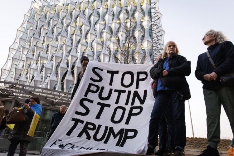 Ucranianos en Reino Unido protestan frente a la embajada estadounidense en Londres por el trato de la Administración Trump al Gobierno de Zelenski. Foto: TOLGA AKMEN / EFE / EPA.