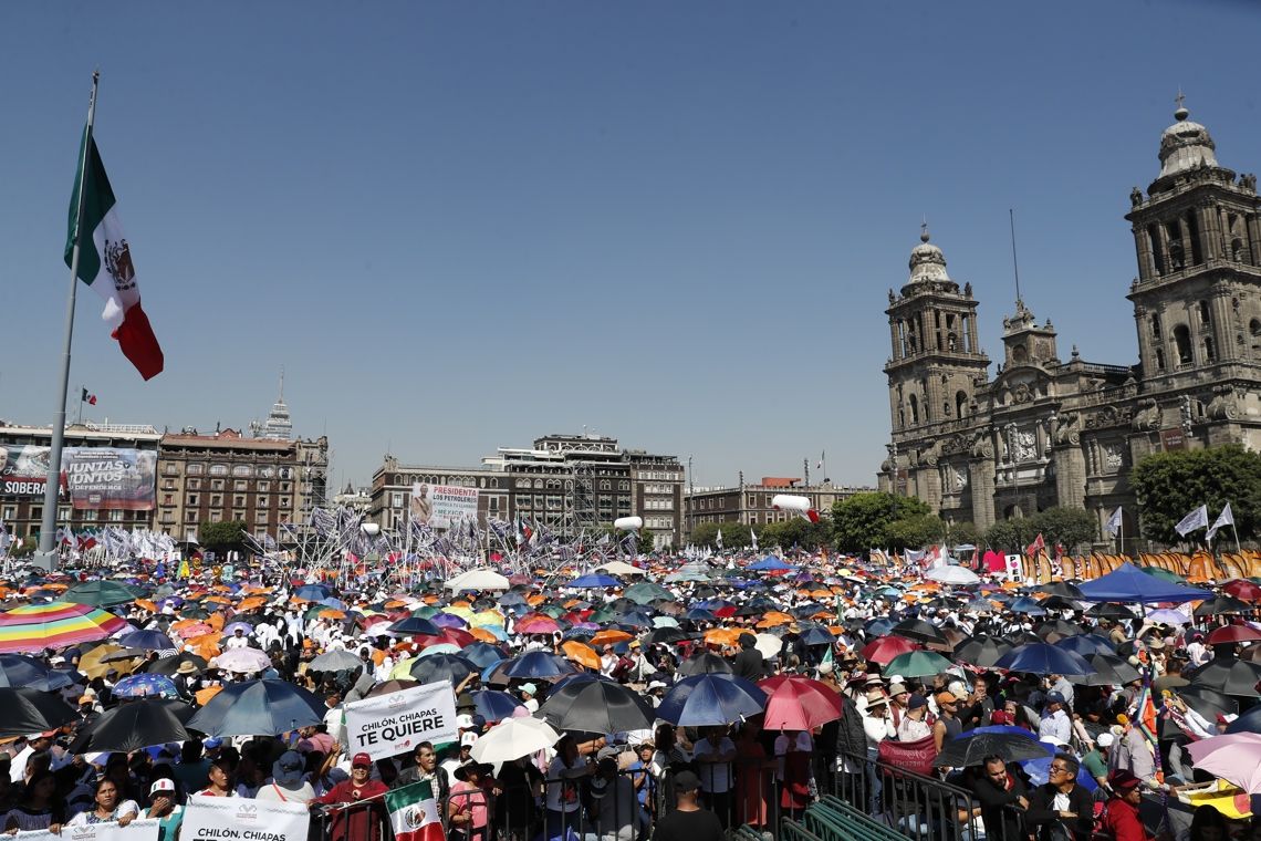 Miles de personas se reunieron este domingo en el Zócalo de Ciudad México para respaldar a la presidenta Claudia Sheinbaum. Foto: Mario Guzmán / EFE.