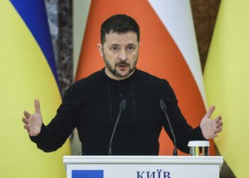 El presidente ucraniano, Volodimir Zelenski, en una rueda de prensa con su homólogo checo en Kiev, Ucrania. Foto: EFE/EPA/SERGEY DOLZHENKO.