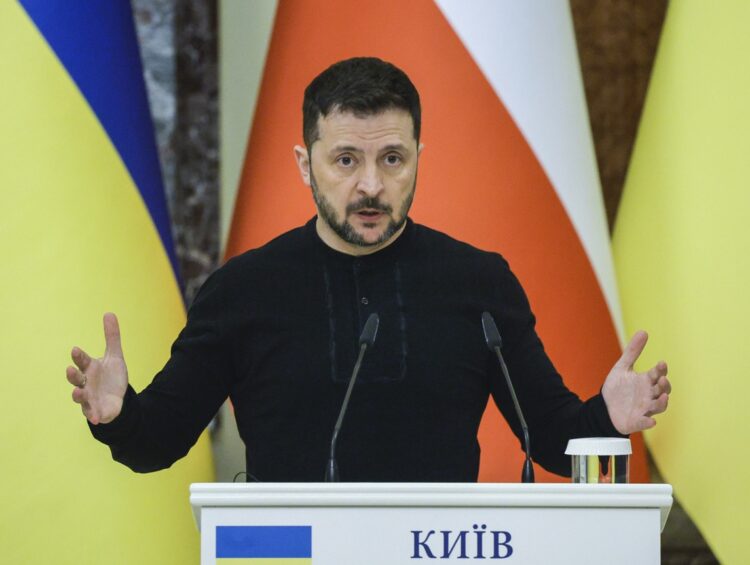 El presidente ucraniano, Volodimir Zelenski, en una rueda de prensa con su homólogo checo en Kiev, Ucrania. Foto: EFE/EPA/SERGEY DOLZHENKO.