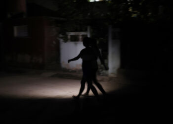 Personas caminan por una calle sin luz el sábado 15 de marzo de 2025, en La Habana, un día después del colapso del Sistema Eléctrico de Cuba. Foto: Ernesto Mastrascusa / EFE.