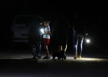 Personas caminan por una calle sin luz en La Habana, durante el apagón general por la desconexión del Sistema Eléctrico Nacional (SEN). Foto: Ernesto Mastrascusa / EFE.