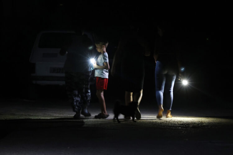 Personas caminan por una calle sin luz en La Habana, durante el apagón general por la desconexión del Sistema Eléctrico Nacional (SEN). Foto: Ernesto Mastrascusa / EFE.