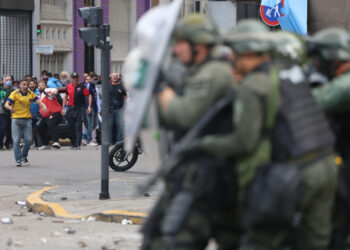 Miembros de la policía argentina enfrentan a manifestantes este miércoles, cerca al Congreso de la Nación, en Buenos Aires. Juan Ignacio Roncoroni/EFE.