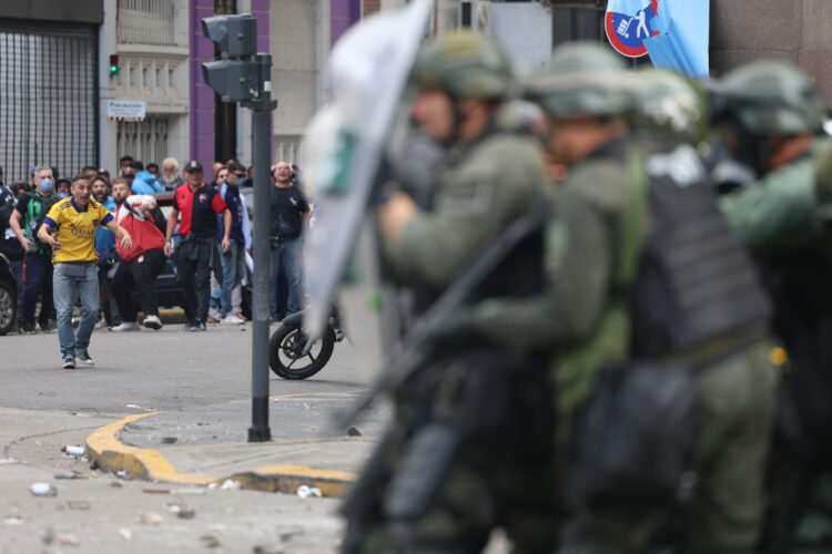 Miembros de la policía argentina enfrentan a manifestantes este miércoles, cerca al Congreso de la Nación, en Buenos Aires. Juan Ignacio Roncoroni/EFE.