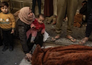 Una mujer llora este miércoles junto al cadáver de una persona que murió en ataques aéreos israelíes, en el hospital Al-Maadani de la ciudad de Gaza. Foto: HAITHAM IMAD / EFE.