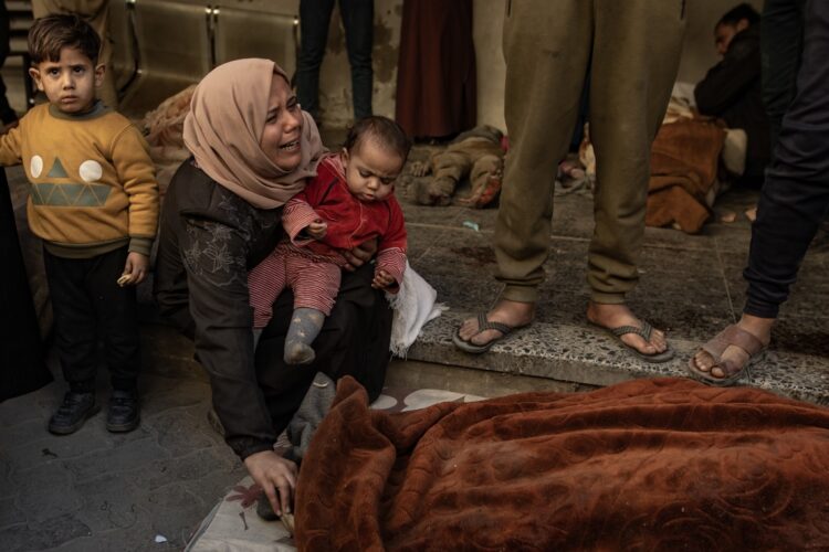 Una mujer llora este miércoles junto al cadáver de una persona que murió en ataques aéreos israelíes, en el hospital Al-Maadani de la ciudad de Gaza. Foto: HAITHAM IMAD / EFE.