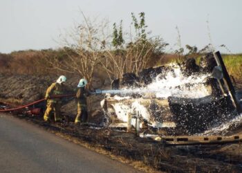 Bomberos extinguen el incendio de un camión cisterna accidentado en Matanzas, el 3 de marzo de 2025, un hecho que un saldo de un muerto y un herido. Foto: Girón / Facebook.