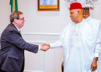 El canciller cubano Bruno Rodríguez (i) es recibido en Nigeria por el vicepresidente de ese país, el vicepresidente de Nigeria, Kashim Shettima. Foto: Tomada del perfil en X de Bruno Rodríguez.