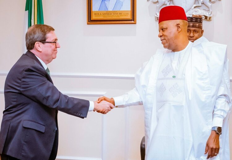 El canciller cubano Bruno Rodríguez (i) es recibido en Nigeria por el vicepresidente de ese país, el vicepresidente de Nigeria, Kashim Shettima. Foto: Tomada del perfil en X de Bruno Rodríguez.