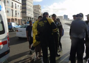 Labores de búsqueda de un joven de 16 años desaparecido en el Malecón de La Habana. Foto: Tomada del perfil de Facebook de la Asamblea Municipal del Poder Popular de Centro Habana.