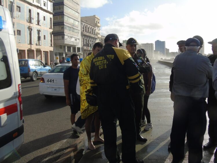 Labores de búsqueda de un joven de 16 años desaparecido en el Malecón de La Habana. Foto: Tomada del perfil de Facebook de la Asamblea Municipal del Poder Popular de Centro Habana.