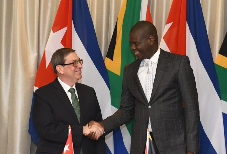 Saludo entre los candclleres de Cuba y Sudáfrica. Foto: @RonaldLamola.