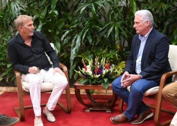 El actor estadounidense Kevin Costner (i) durante un encuentro con el presidente cubano Miguel Díaz-Canel en La Habana, el 17 de marzo de 2025. Foto: Presidencia Cubana.