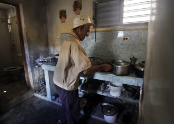 Un hombre en la cocina de su vivienda, en Cárdenas. Foto:  Ernesto Mastrascusa/EFE.