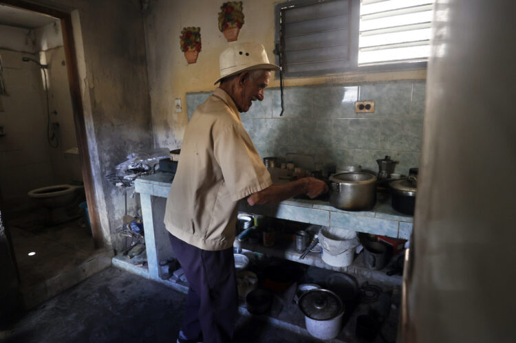 Un hombre en la cocina de su vivienda, en Cárdenas. Foto:  Ernesto Mastrascusa/EFE.