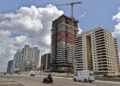 Imagen de archivo de un hotel en construcción cerca del malecón de La Habana. Foto: Ernesto Mastrascusa / EFE / Archivo.