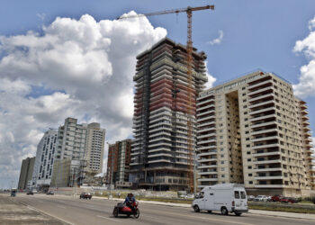 Un hotel construcción cerca del malecón, en la Habana. Foto:  Ernesto Mastrascusa/EFE.