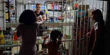 Una mujer atendiendo un negocio en La Habana. Foto:  Ernesto Mastrascusa/EFE.