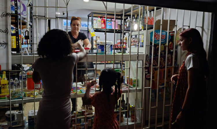 Una mujer atendiendo un negocio en La Habana. Foto:  Ernesto Mastrascusa/EFE.