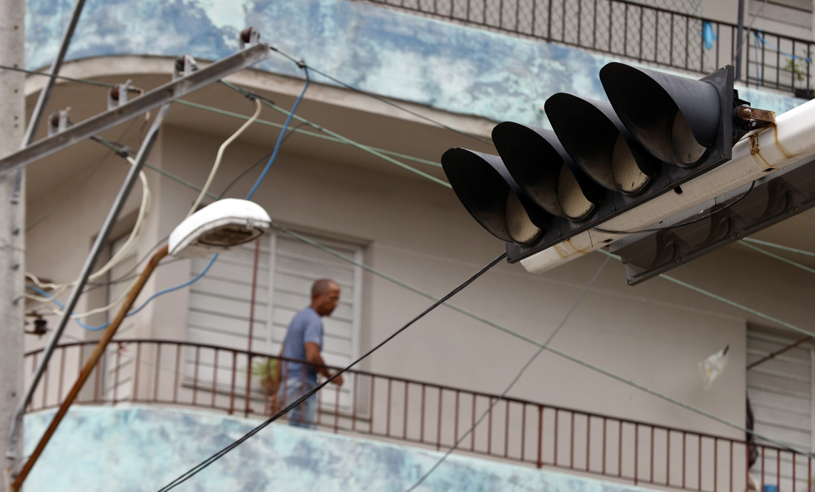 A traffic light without electricity in Havana. Photo: EFE/Ernesto Mastrascusa.