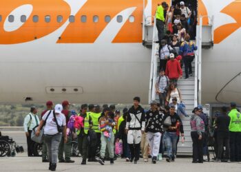 Un grupo de migrantes venezolanos procedentes de México llegan al Aeropuerto Internacional de Maiquetía. Foto tomada del perfil en X @daviddelapaz.