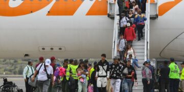 Un grupo de migrantes venezolanos procedentes de México llegan al Aeropuerto Internacional de Maiquetía. Foto tomada del perfil en X @daviddelapaz.