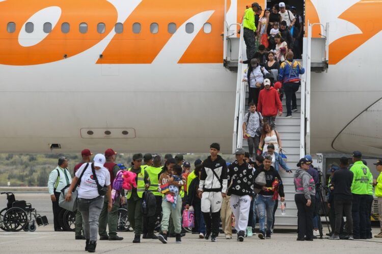 Un grupo de migrantes venezolanos procedentes de México llegan al Aeropuerto Internacional de Maiquetía. Foto tomada del perfil en X @daviddelapaz.