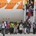 Un grupo de migrantes venezolanos procedentes de México llegan al Aeropuerto Internacional de Maiquetía. Foto tomada del perfil en X @daviddelapaz.