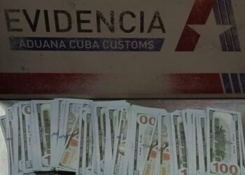 Dólares falsos detectados por la Aduana General de Cuba en el aeropuerto de Varadero. Foto: Tomaa del perfil de Facebook de la Aduana de Cuba.