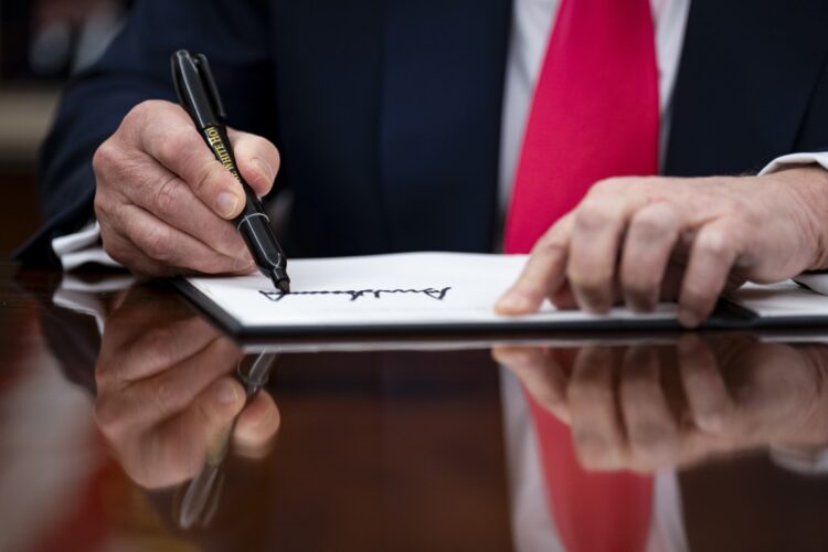 Trump firma una orden ejecutiva. Foto: EFE/EPA/AL DRAGO / POOL.