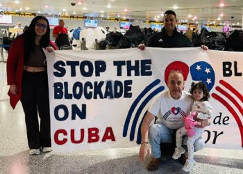 Carlos Lazo (debajo, con la niña) junto a otros integrantes del grupo Puentes de Amor antes de viajar a Cuba con un donativo de leche en polvo. Foto: Tomada del perfil de Facebook de Carlos Lazo.