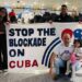 Carlos Lazo (debajo, con la niña) junto a otros integrantes del grupo Puentes de Amor antes de viajar a Cuba con un donativo de leche en polvo. Foto: Tomada del perfil de Facebook de Carlos Lazo.