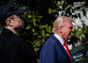 Trump (der) y Elon Musk (izq), el 11 de marzo. Foto: SAMUEL CORUM/EFE/EPA.