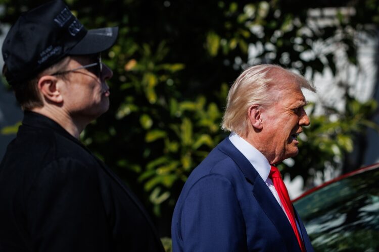 Trump (der) y Elon Musk (izq), el 11 de marzo. Foto: SAMUEL CORUM/EFE/EPA.