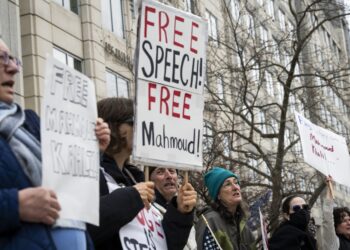 Manifestantes se congregan para exigir la liberación del estudiante palestino Mahmoud Khalil, arrestado, frente a la sede del Servicio de Inmigración y Control de Aduanas (ICE) en Washington, D.C., EE. UU., el 14 de marzo de 2025. La semana pasada, en Nueva York, agentes federales arrestaron a Khalil y lo trasladaron rápidamente a Luisiana para iniciar un proceso de deportación. Foto: EFE/EPA/GRAEME SLOAN.