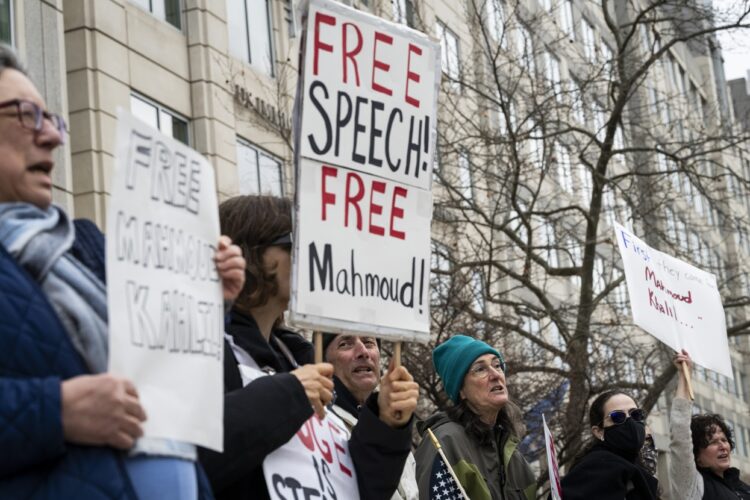 Manifestantes se congregan para exigir la liberación del estudiante palestino Mahmoud Khalil, arrestado, frente a la sede del Servicio de Inmigración y Control de Aduanas (ICE) en Washington, D.C., EE. UU., el 14 de marzo de 2025. La semana pasada, en Nueva York, agentes federales arrestaron a Khalil y lo trasladaron rápidamente a Luisiana para iniciar un proceso de deportación. Foto: EFE/EPA/GRAEME SLOAN.