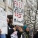 Manifestantes se congregan para exigir la liberación del estudiante palestino Mahmoud Khalil, arrestado, frente a la sede del Servicio de Inmigración y Control de Aduanas (ICE) en Washington, D.C., EE. UU., el 14 de marzo de 2025. La semana pasada, en Nueva York, agentes federales arrestaron a Khalil y lo trasladaron rápidamente a Luisiana para iniciar un proceso de deportación. Foto: EFE/EPA/GRAEME SLOAN.