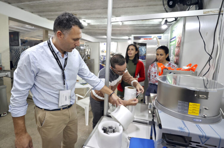 El presidente de la compañía chilena Envatek, José Saieh (i), revisa productos durante la XXVI Feria Internacional Agroindustrial Alimentaria (Fiagrop), en La Habana. Foto: Ernesto Mastrascusa / EFE.